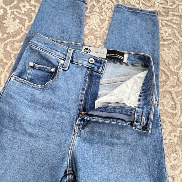 NWOT Levi’s Silver Tab Mom Jean High Waist Distressed - Picture 6 of 15